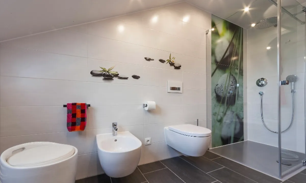 Modernisiertes Badezimmer mit hellen Oberflächen